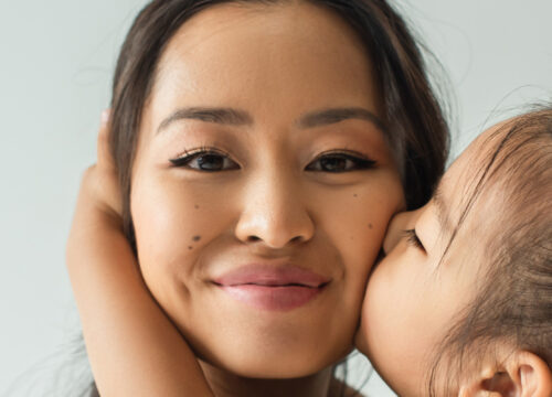 Photo a child kissing her mother on the cheek